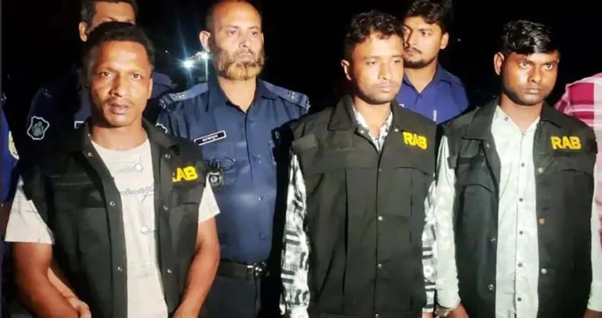 বরিশালে র‍্যাব পরিচয়ে ছিনতাই, শ্রমিকদল নেতাসহ গ্রেপ্তার ৩